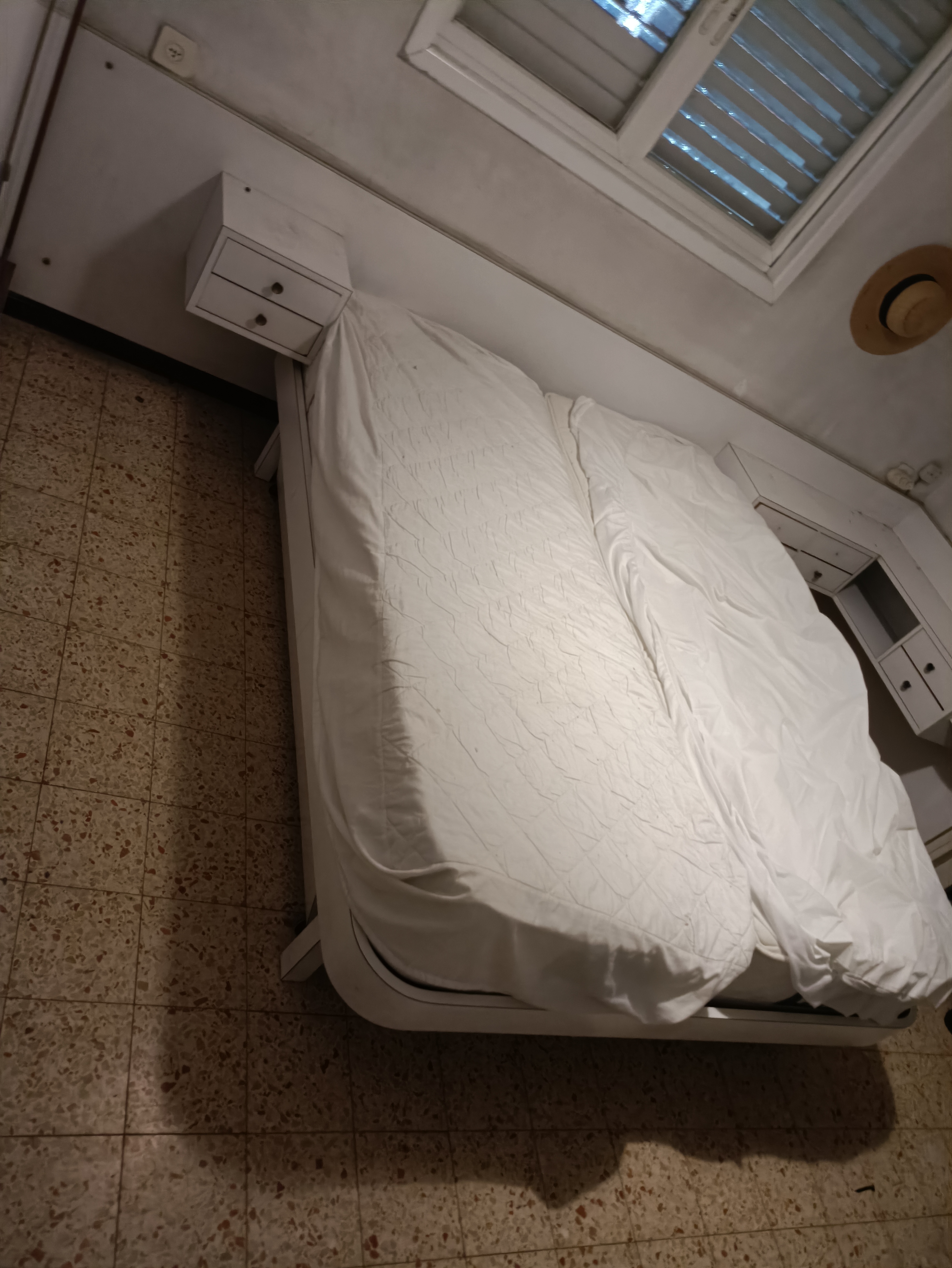 תמונה 1 ,מיטה זוגית וינטג' לבנה.  למכירה ברמת גן ריהוט  חדרי שינה