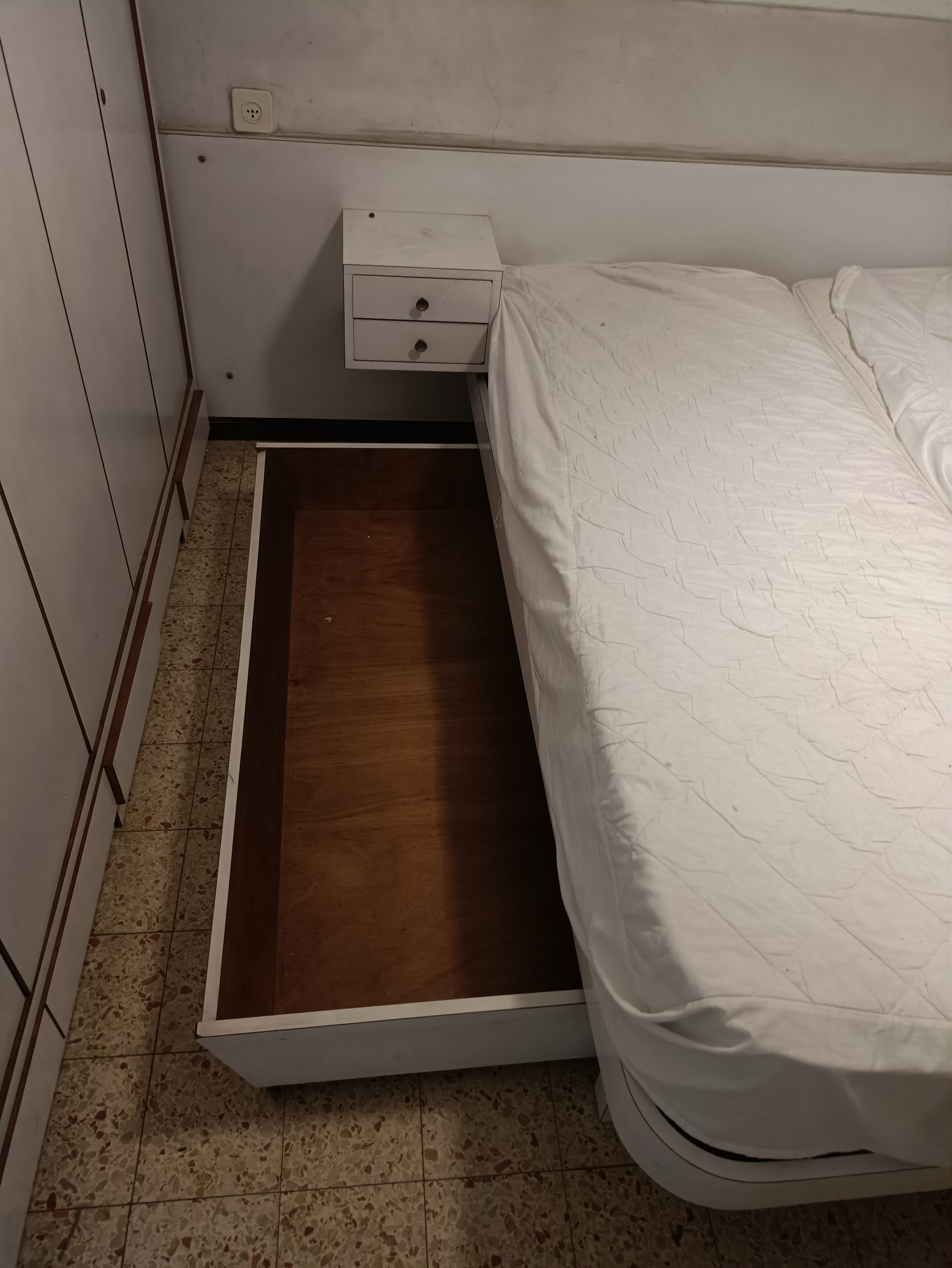 תמונה 2 ,מיטה זוגית וינטג' לבנה.  למכירה ברמת גן ריהוט  חדרי שינה