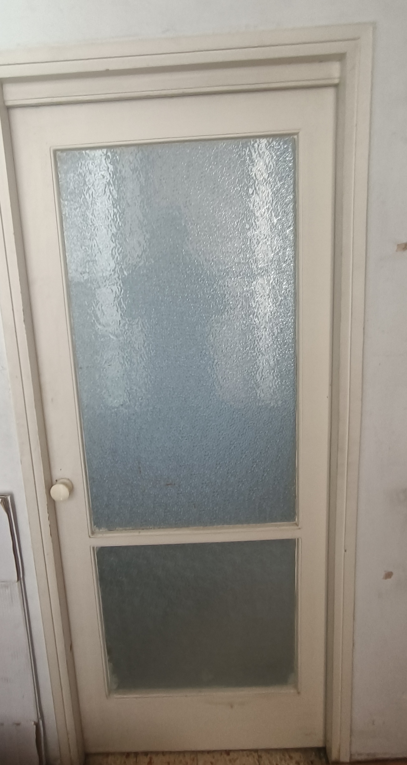 תמונה 3 ,דלתות פנים זכוכית על מסילה.  למכירה ברמת גן ריהוט  דלתות