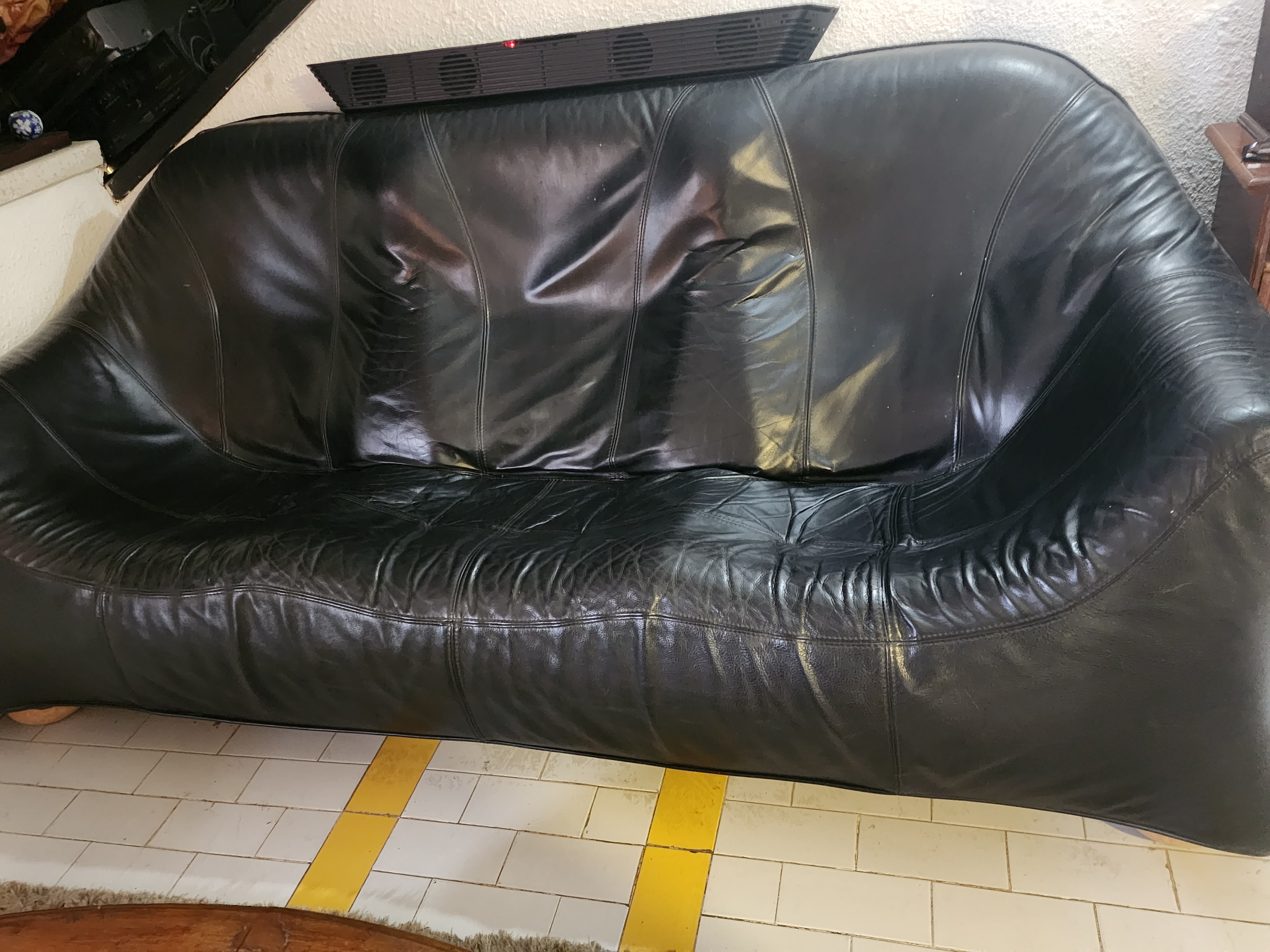תמונה 2 ,ספה מעור אמיתי שחורה למכירה בקרית ים ריהוט  ספות