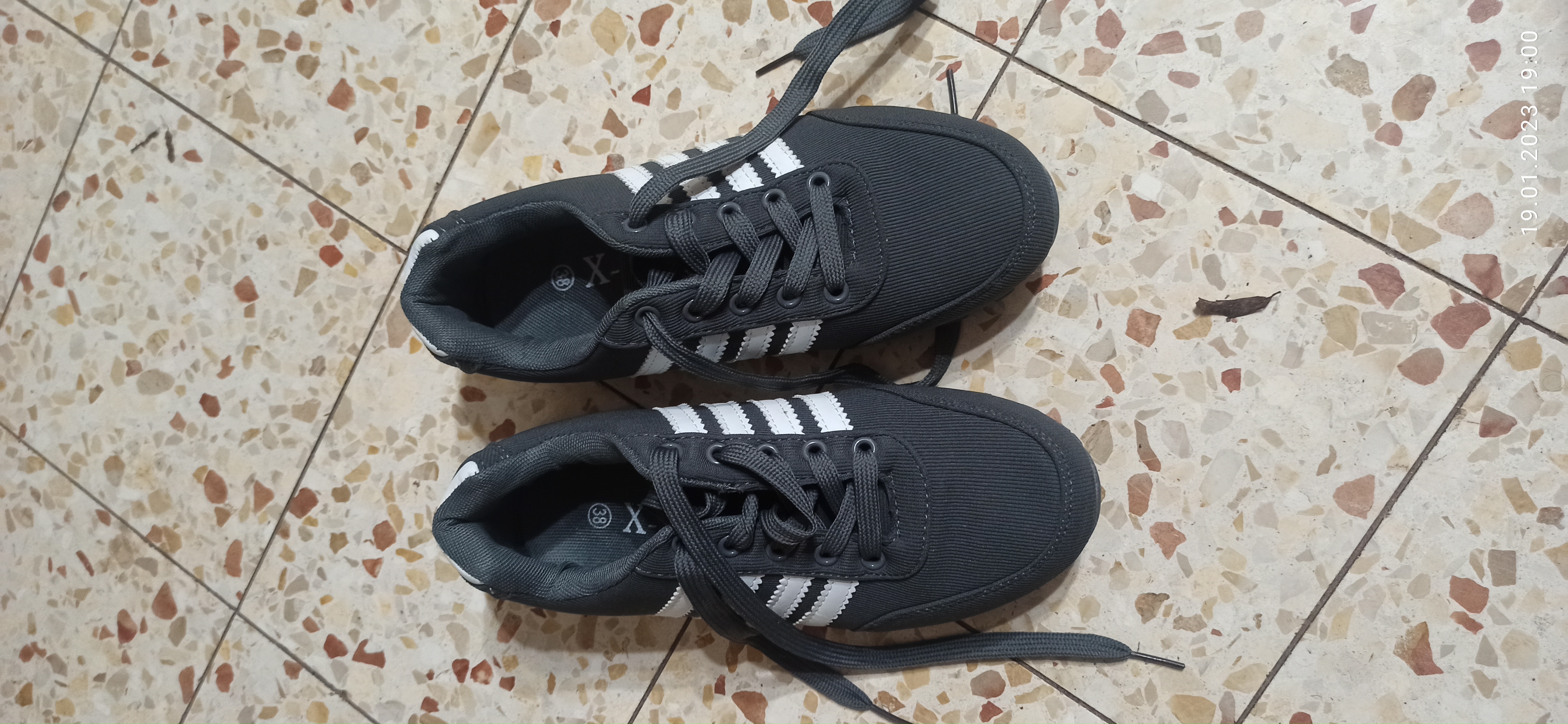 תמונה 1 ,נעלי ספורט למכירה ביבנה ביגוד ואביזרים  נעלי ספורט