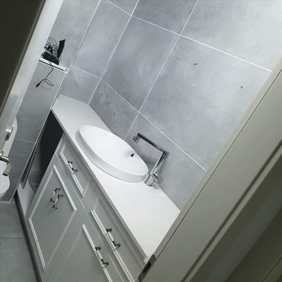 תמונה 1 ,ארון מקלחת  כיור   שירותים למכירה בלוד כלים סניטריים  לאמבטיה ולשירותים