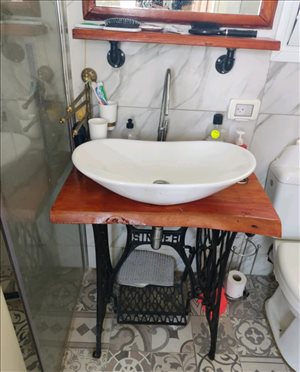 ארון אמבטיה כיור ברז ומראה מעץ 