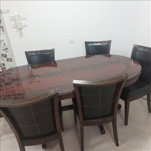 שולחן ו-6 כסאות  