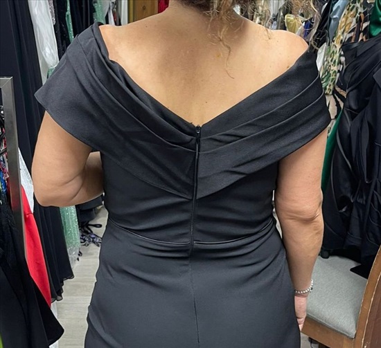 תמונה 1 ,שמלה שחורה קלאסית. למכירה במודיעין-מכבי ביגוד ואביזרים  שמלות ערב