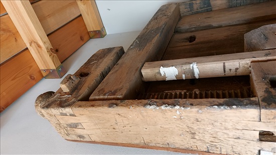 תמונה 3 ,שולחן נגרים מקורי למכירה במשמרות אספנות  שונות