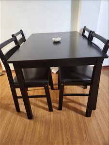 שולחן ו4 כסאות בצבע חום כהה 