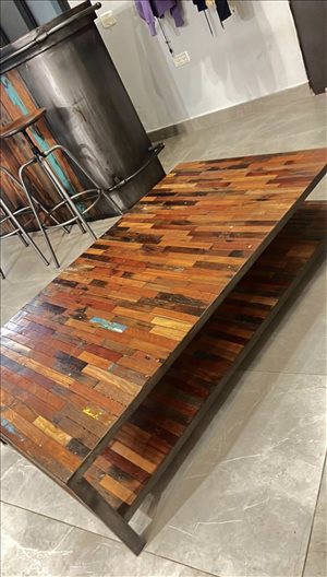 שולחן מעץ מלא בעיצוב אישי  