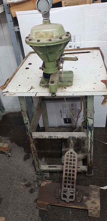 תמונה 1 ,מכונת ניטים למכירה בתל אביב ציוד לעסקים  מכונות תעשיתיות