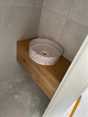 כיור מיוחד מעל ארון אמבטיה 