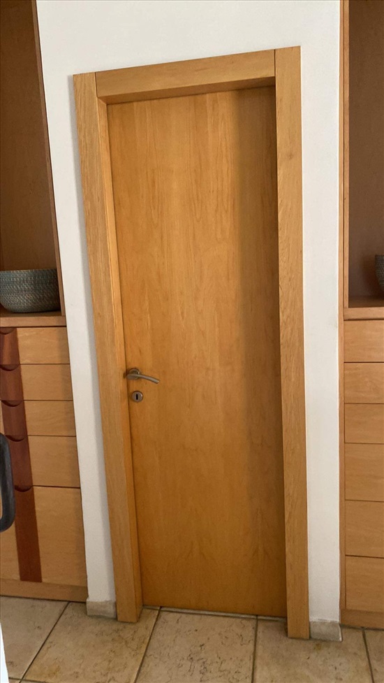 תמונה 1 ,דלת מעץ מייפל מלא במצב מעולה. למכירה בתל אביב ריהוט  דלתות
