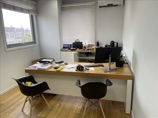 תמונה 2 ,שולחן ושידה  למכירה בראש העין  ריהוט  ריהוט משרדי