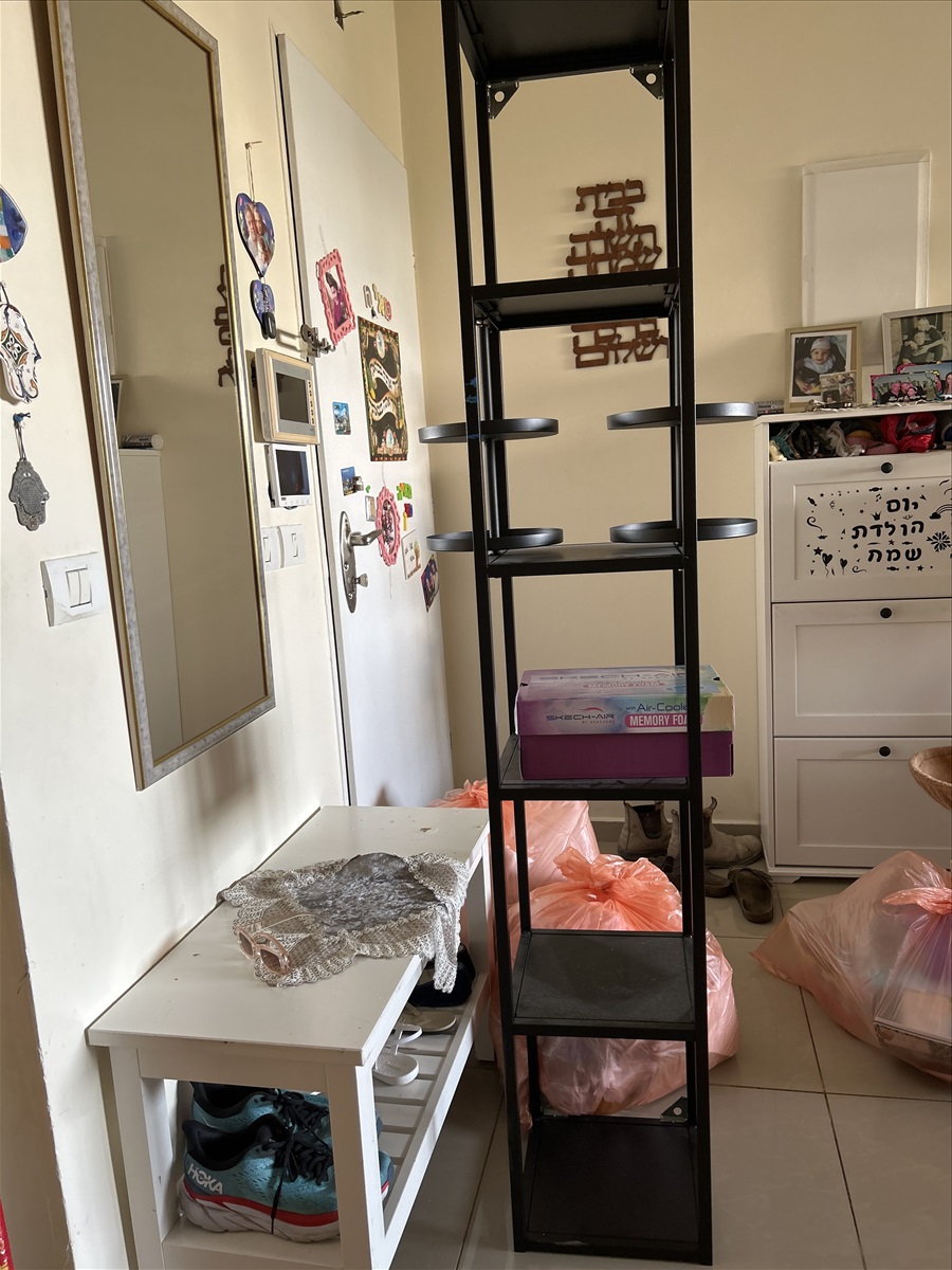 תמונה 1, ארונית עומדת לאיפור למכירה בPetach. Tikva | ריהוט  מדפים