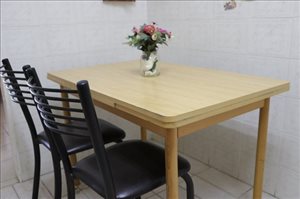 שולחן מטבח קטן + 2 כיסאות 