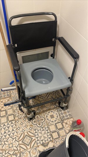 כסא גלגלים לאמבטיה 