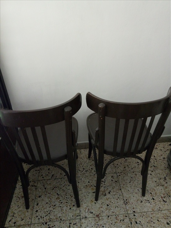 שני כסאות עץ מהגב