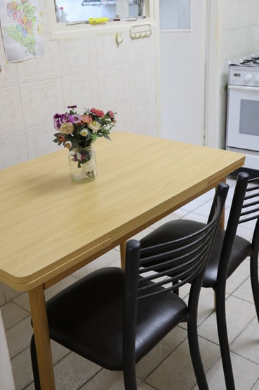 תמונה 2 ,שולחן מטבח קטן + 2 כיסאות למכירה בפתח תקווה ריהוט  פינת אוכל