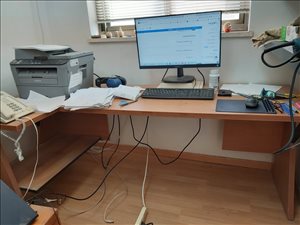 שולחן כתיבה ומחשב 