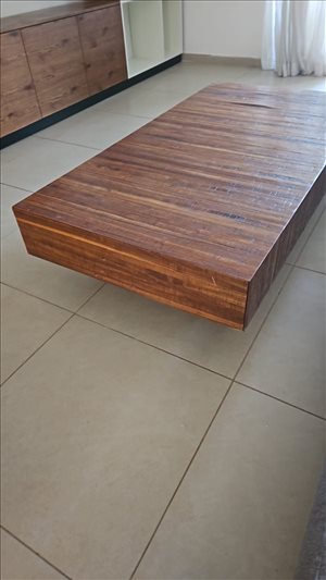 שולחן עץ 