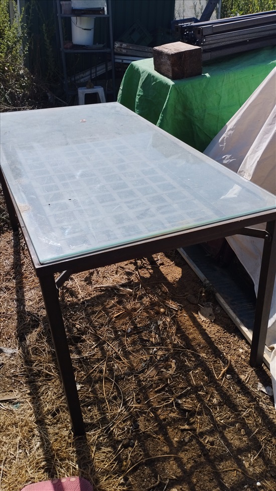 תמונה 1 ,שולחן זכוכית בסיס מתכת למכירה בפרדס חנה-כרכור ריהוט  שולחנות