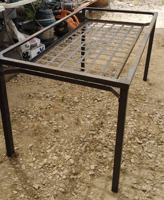 תמונה 2 ,שולחן זכוכית בסיס מתכת למכירה בפרדס חנה-כרכור ריהוט  שולחנות