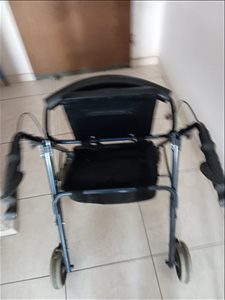 הליכון 4 גלגלים עם מושב איכותי 