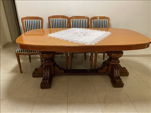 שולחן ושש כסאות 