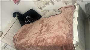 מיטת יחיד עם מזרון  