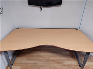 שולחן כתיבה גדול ומרווח 