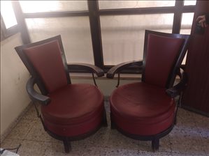 שתי כיסאות עץ מלא אדומות מעור  