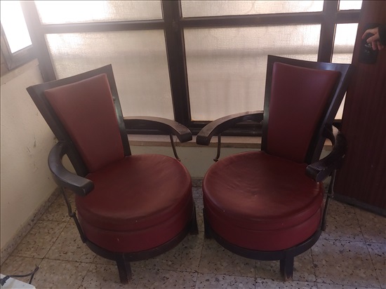 תמונה 1 ,שתי כיסאות עץ מלא אדומות מעור  למכירה בפתח תקווה ריהוט  כיסאות