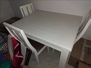 שולחן עם 3 כסאות 