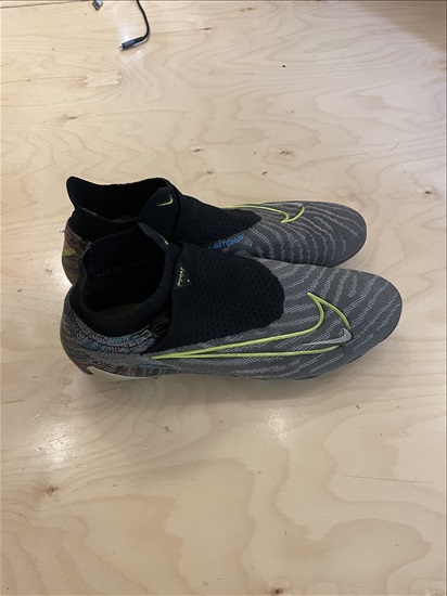 תמונה 2 ,נעלי כדורגל פקקים מקצועיותNike למכירה בתל אביב ביגוד ואביזרים  נעלי ספורט