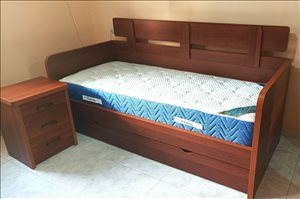 סט מיטת יחיד עם גב צד וארונית 