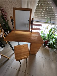 שולחן איפור וכסא 