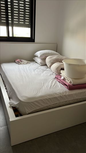 מיטה זוגיתת1.8 של איקאה צ. לבן 