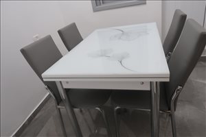 שולחן ו-4 כיסאות 