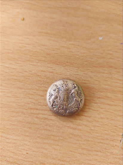תמונה 1 ,כפתור מעיל כנראה ממעיל בריטי  למכירה בבקוע אספנות  מטבעות ושטרות