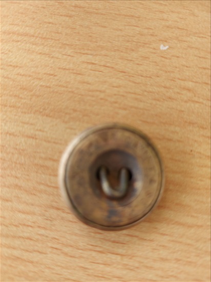 תמונה 2 ,כפתור מעיל כנראה ממעיל בריטי  למכירה בבקוע אספנות  מטבעות ושטרות