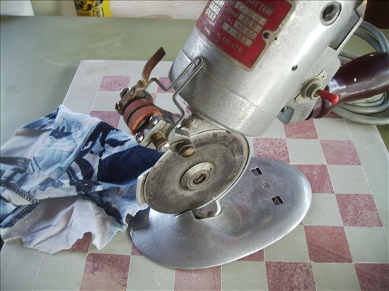 תמונה 1 ,מכונת לגזירת בדים עור  למכירה בפתחיה כלי עבודה  שונות