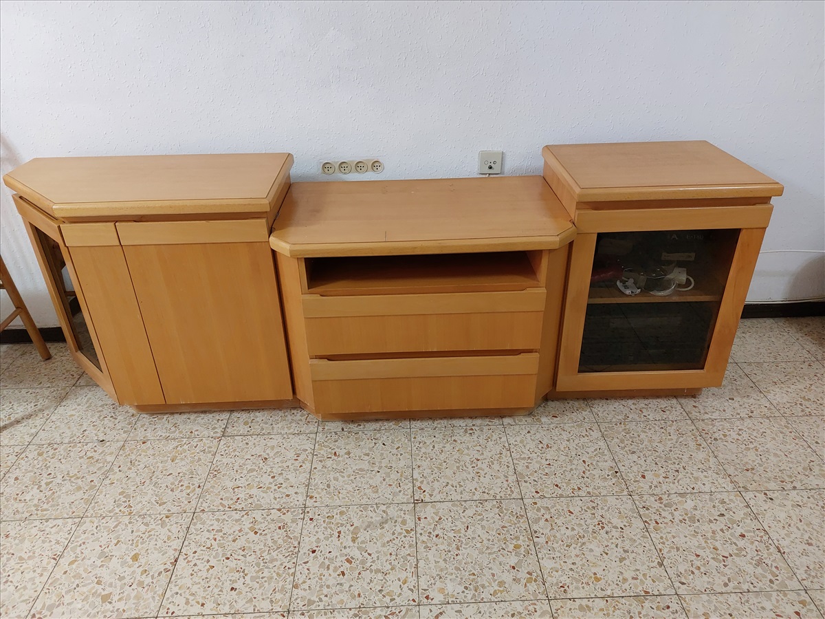 תמונה 1, מזנון עץ משולב זכוכית  למכירה בבת ים | ריהוט  מזנון/ ויטרינה