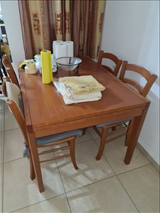 שולחן פינת אוכל עם כסאות 