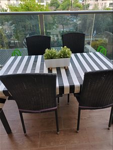 סט שולחן עם ארבעה כסאות 