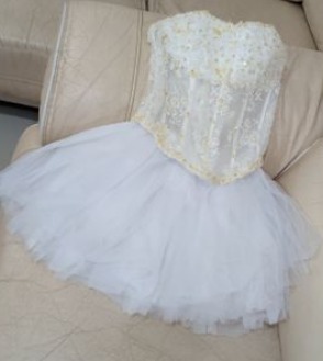 תמונה 1 ,מחוך לבן נצנץ וחצאית טאטו תחרה למכירה בנתניה ביגוד ואביזרים  שמלות שושבינה