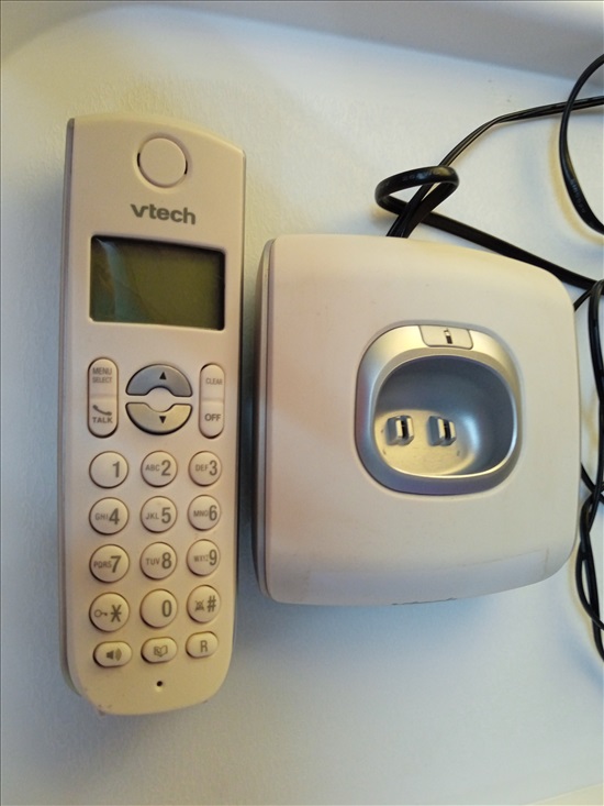 VTECH טלפון אלחוטי ומעמד ניטען עם חיבור לחשמל במצב שמור כחדש. רק לחבר לו קו מס' טלפון ולהנות ממנו. VT  1047 SV  כתוב במדבקה שלו  300MA  , 6V  DC  למביני עניין . 