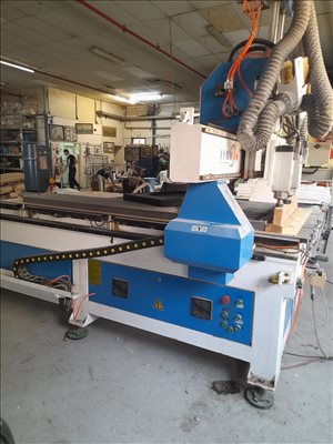 מכונת CNC עם 3 ראשים 