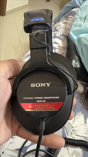 סטריאו - SONY MDR-V6  <br>       