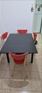 פינת אוכל ו-4 כסאות 