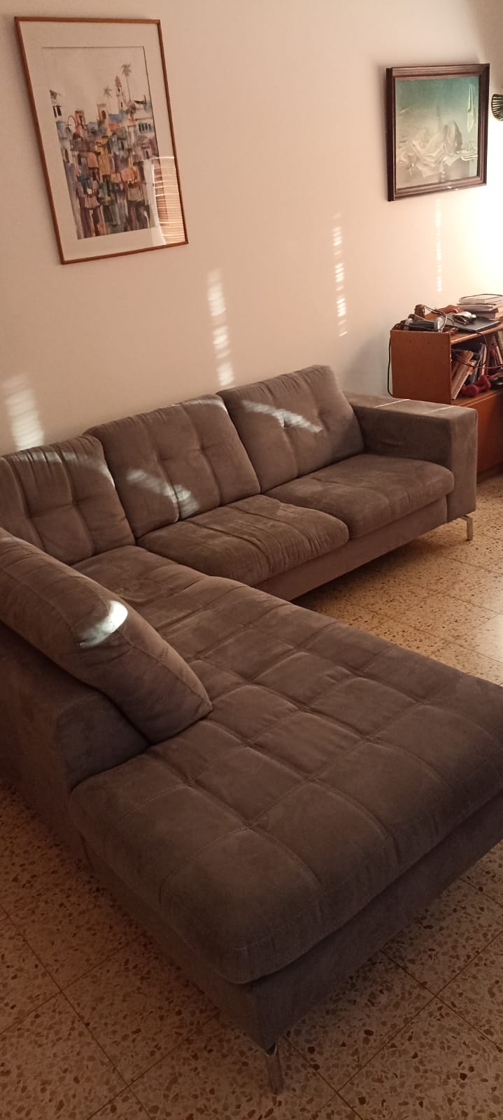 תמונה 1, ספה אפורה 2/3 במצב מצויין   למכירה בקציר-חריש | ריהוט  ספות