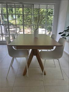 שולחן וכיסאות לפינת אוכל  